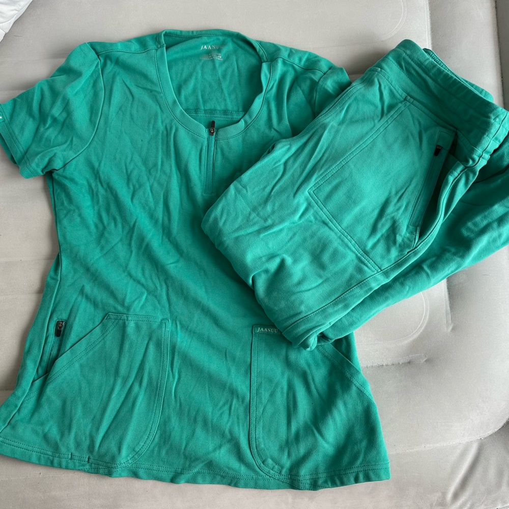 Jaanuu SpinX surgical green Scrub Set size M